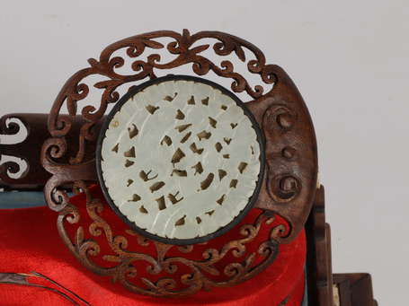 CHINE - Sceptre ruyi en bois exotique ajouré de 