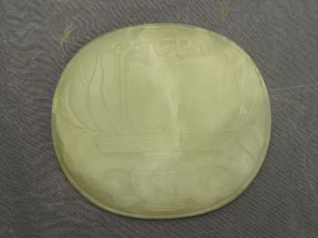 CHINE - Plaque en jade à décor ciselé de pêches de