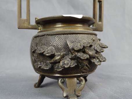 JAPON - Petit brûle-parfum tripode en bronze, la 