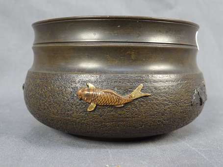 JAPON - Coupe en bronze patiné à décor de poissons