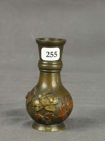 JAPON - Petit vase balustre en bronze patiné à 