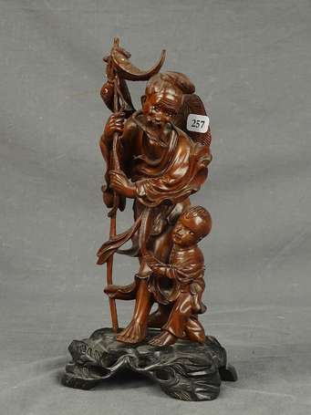 JAPON - Pêcheur et enfant. Sujet en bois sculpté. 