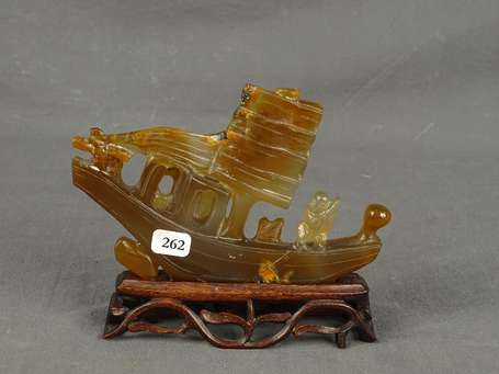 CHINE - Jonque. Sujet en pierre dure. 13 x 15 cm