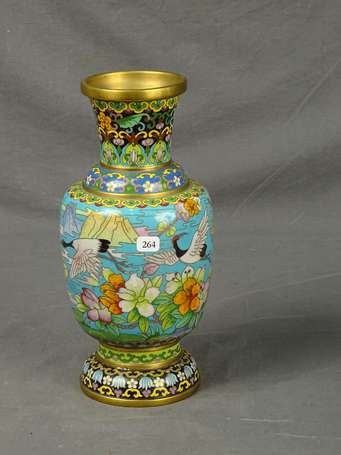 JAPON - Vase en cloisonné à décor de grues et de 