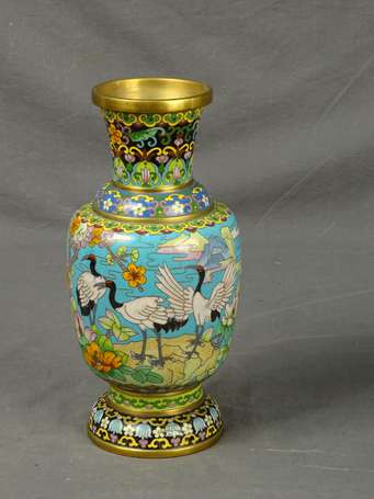 JAPON - Vase en cloisonné à décor de grues et de 