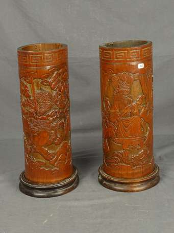 JAPON - Deux vases rouleaux en bois sculpté, l'un 