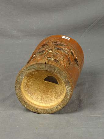 JAPON - Vase rouleau en bois sculpté à décor de 