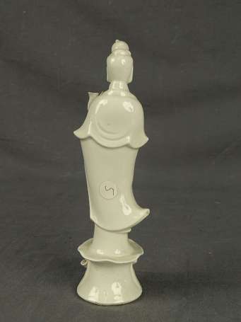 CHINE - Guanyin. Sujet en porcelaine blanc de 