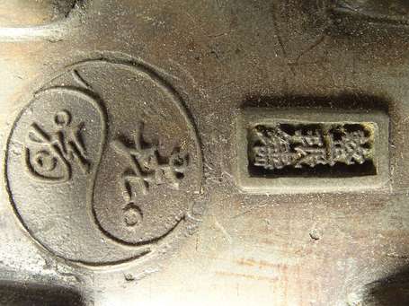 JAPON - Brûle-parfum quadripode en bronze patiné à