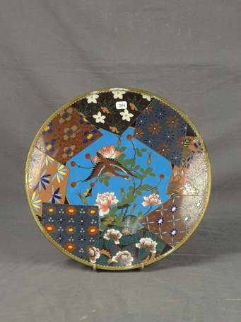 JAPON - Plat en cloisonné à décor d'une grue et de