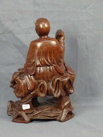 CHINE - Personnage bouddhique en bois sculpté. H. 