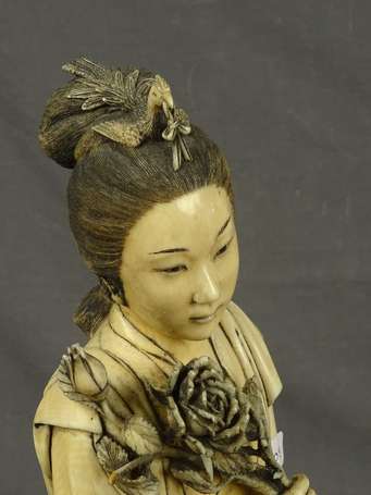 CHINE - Femme à la pivoine. Sujet en os. H. 48 cm