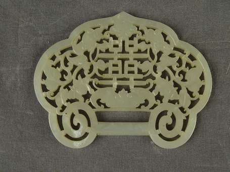 CHINE - Plaque ajourée en jade à décor de fleurs 