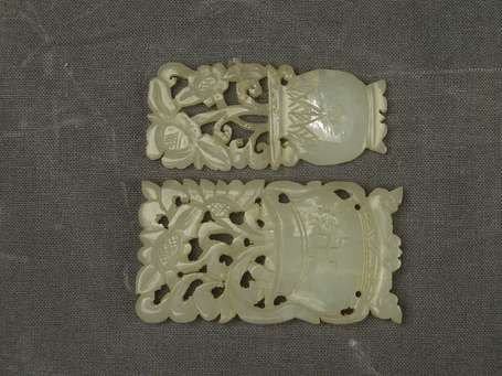 CHINE - Deux plaques ajourées en jade à décor d'un
