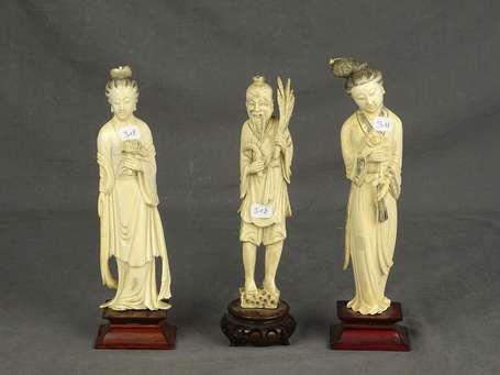 CHINE - Trois personnages en os sculpté. H. 26 cm