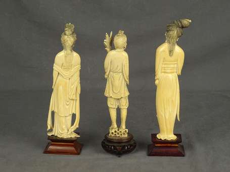 CHINE - Trois personnages en os sculpté. H. 26 cm