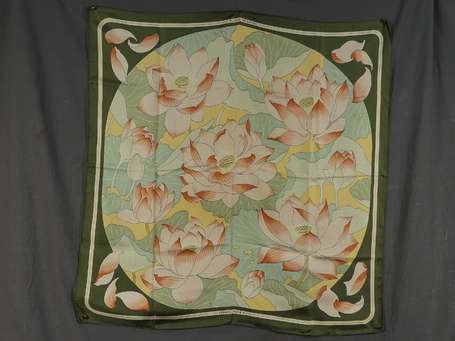 HERMES - Carré en twill de soie Fleurs de lotus 