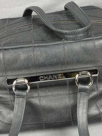 CHANEL - Sac bowling en cuir grainé noir, 