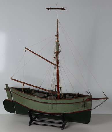 Maquette de thonier en bois laqué vert et rouge. 