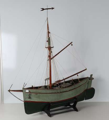 Maquette de thonier en bois laqué vert et rouge. 