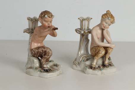 Paire de bougeoirs en porcelaine polychrome et or 