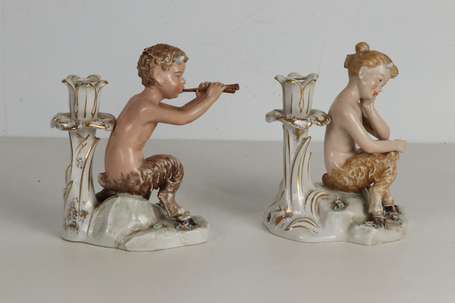 Paire de bougeoirs en porcelaine polychrome et or 