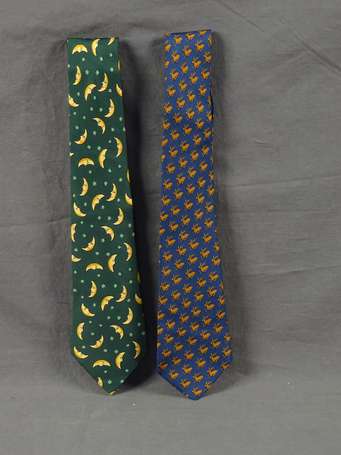 HERMES - Lot de deux cravates en soie imprimées. 