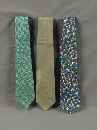 HERMES - Lot de trois cravates en soie, deux 