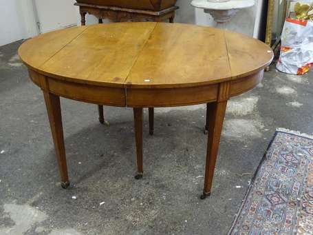 Table de salle à manger en bois fruitier de style 