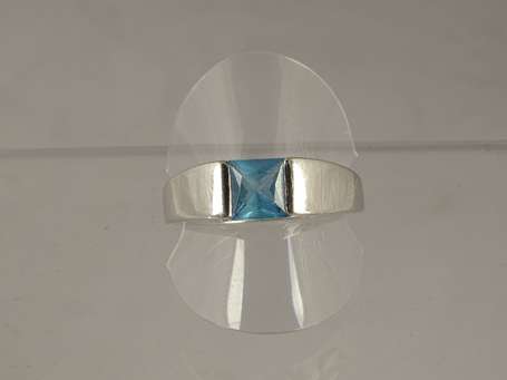 Bague or blanc 9K (375°/00) pierre bleue calibrée 