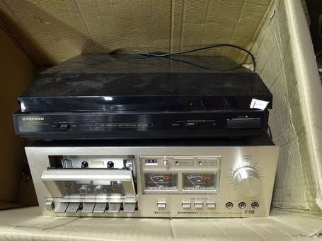 Une platine disque et un lecteur cassette