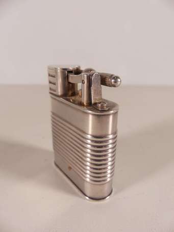 DUNHILL - Briquet en métal argenté, le corps orné 