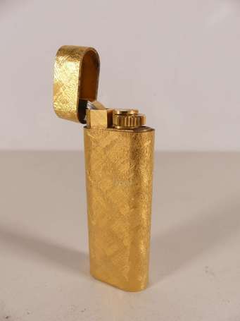 CARTIER - Briquet en métal plaqué or amati.