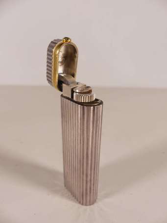 CARTIER - Briquet en métal argenté et doré.