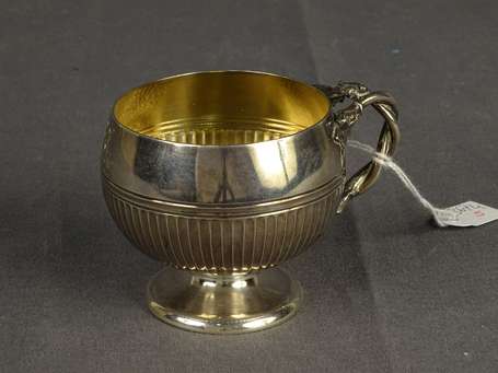 Petite tasse en argent à décor de godrons, 