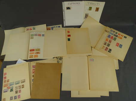 Petit vrac de timbres Monde sur cahier et feuilles