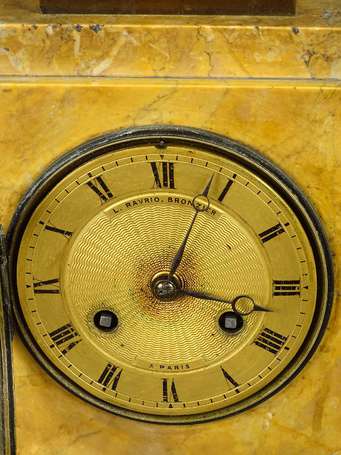 Pendule borne en marbre jaune de Sienne, elle est 
