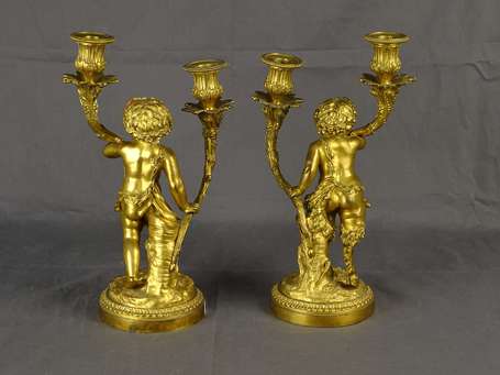 Paire de chandeliers en bronze doré, ils figurent 