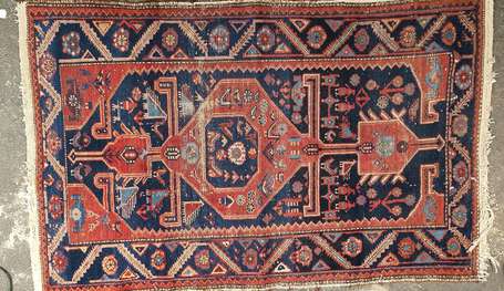 Tapis d'Orient marine et rouge (usures)