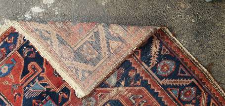 Tapis d'Orient marine et rouge (usures)