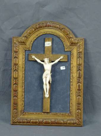 Crucifix en os dans un cadre en bois H. 17 cm du 