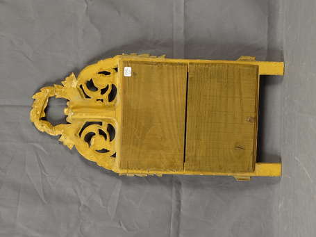 Miroir en bois doré mouluré et sculpté, le fronton