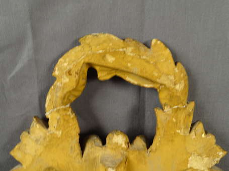 Miroir en bois doré mouluré et sculpté, le fronton