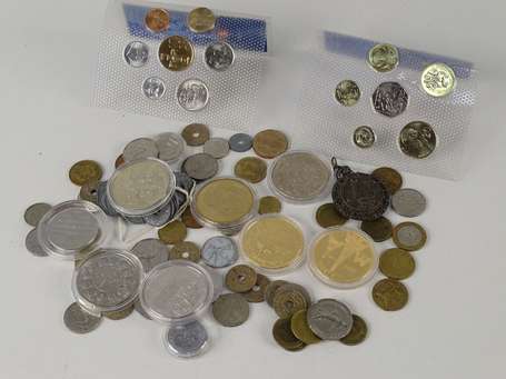 Un petit lot de Monnaies diverses dans 1 boite en 
