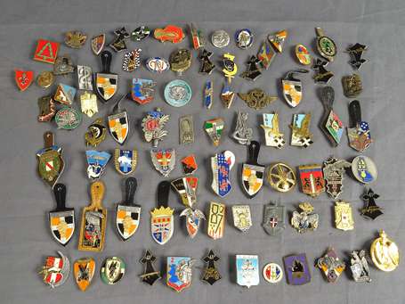 France - toutes armes - Lot d'environ 80 insignes 