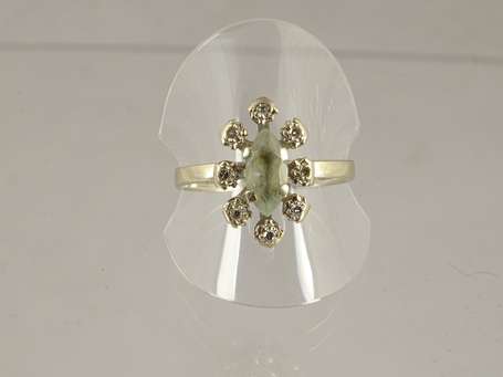 Bague marquise en or gris 18 K (750°/°°) serti 