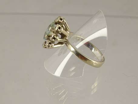 Bague marquise en or gris 18 K (750°/°°) serti 