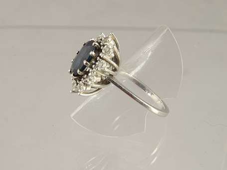 Bague marguerite en or gris 18k (750°/°°) sertie 