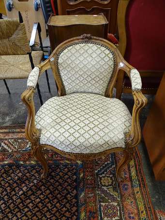 Fauteuil de coiffeuse en noyer mouluré sculpté de 