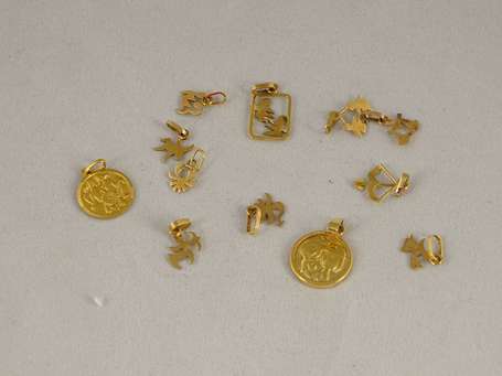 Lot de pendentifs zodiac en or jaune 18 K 